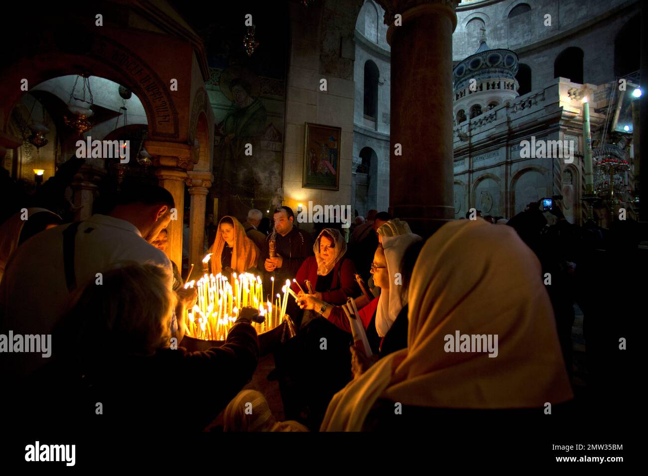 Christian pilgrims light candles during the Easter Sunday procession at the Church of the Holy Sepulchre, traditionally believed by many Christians to be the site of the crucifixion and burial of Jesus Christ, in Jerusalem, Sunday, April 16, 2017. Millions of Christians around the world are celebrating Easter commemorating the day when according to Christian tradition Jesus was resurrected in Jerusalem. (AP Photo/Sebastian Scheiner) Banque D'Images