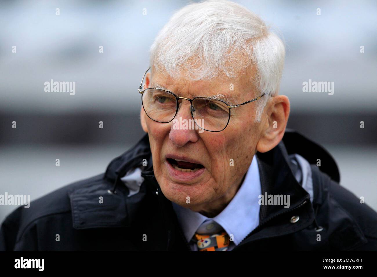 FILE - In this Oct. 7, 2012, file photo Dan Rooney watches warm ups before an NFL football game between the Pittsburgh Steelers and Philadelphia Eagles in Pittsburgh. The Steelers announced Mr. Rooney died Thursday, Apr. 13, 2017. He was 84. (AP Photo/Gene J. Puskar, File) Banque D'Images