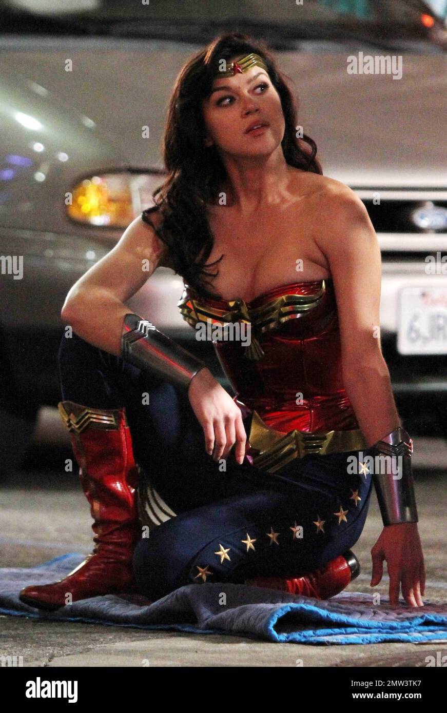 Adrianne Palicki se met au travail sur le set de 'Wonder Woman' filmant de  nuit sur place à Hollywood. Vêtu d'un costume en cuir verni métallique  rouge, de leggings bleu à motif