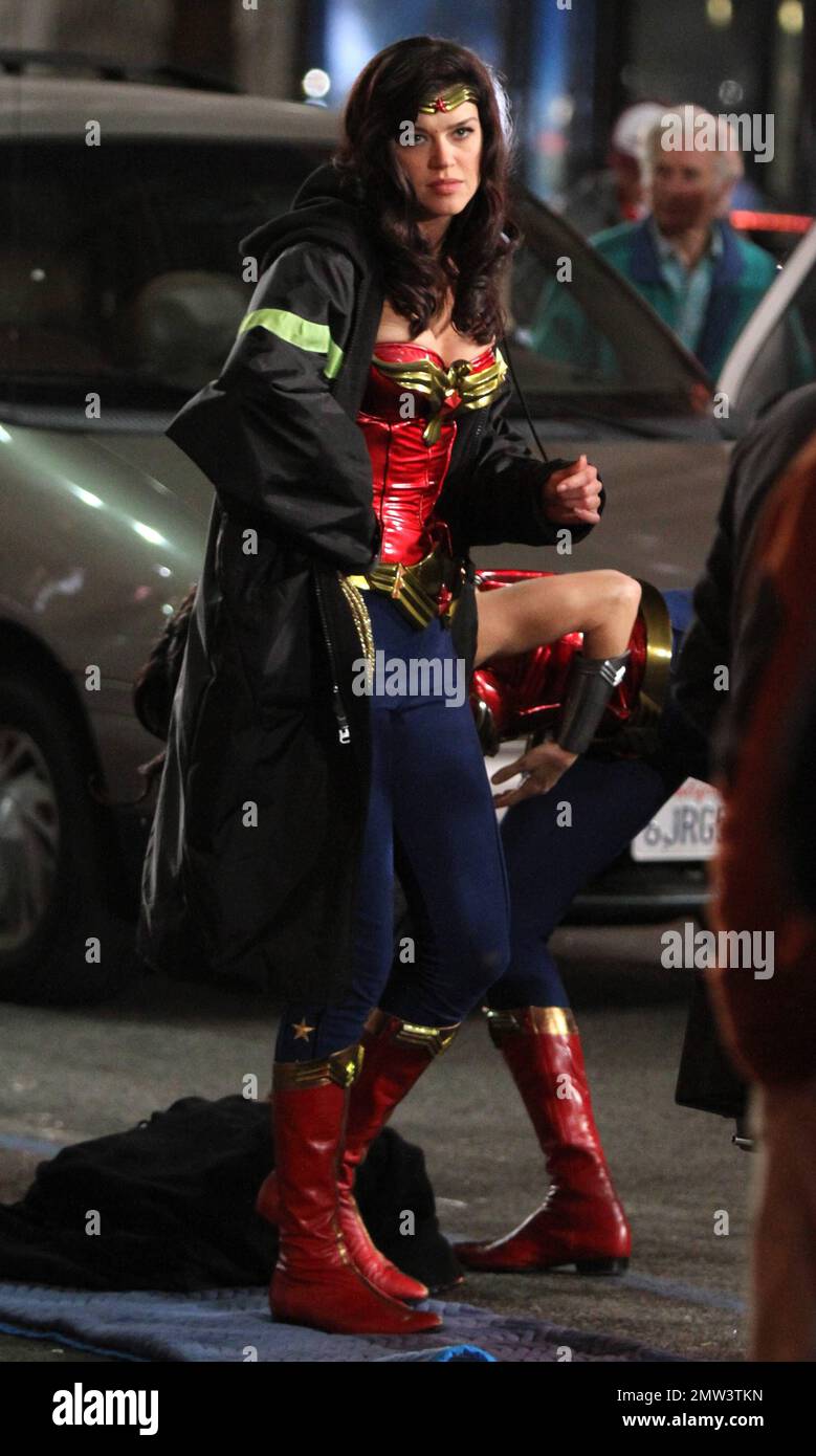 Adrianne Palicki se met au travail sur le set de 'Wonder Woman' filmant de  nuit sur place à Hollywood. Vêtu d'un costume en cuir verni métallique  rouge, de leggings bleu à motif