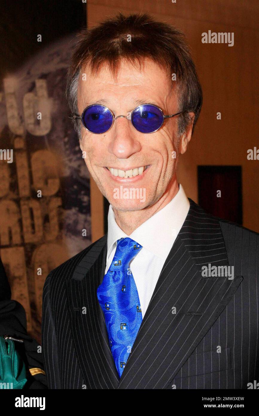 Robin Gibb du groupe pop, rock, disco The Bee Gees arrive au Sporting Club Monte-Carlo pour les World Music Awards 2010. Le spectacle de prix, fondé en 1989 pour honorer des artistes de disques internationaux basés sur des chiffres de vente mondiaux, a été organisé par les actrices Michelle Rodriguez et Hayden Panettiere. Parmi les musiciens qui se sont produits à l'événement, on compte Jennifer Lopez, Akon, 50 cent et Scorpions. Parmi les gagnants figurent will.I.am, Namie Amuro et Kelly Rowland. Monte Carlo, Monaco. 05/18/10. Banque D'Images