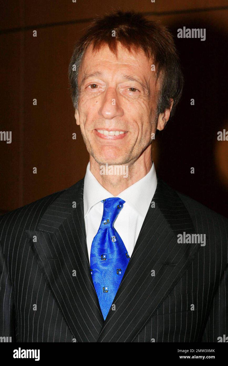 Robin Gibb du groupe pop, rock, disco The Bee Gees arrive au Sporting Club Monte-Carlo pour les World Music Awards 2010. Le spectacle de prix, fondé en 1989 pour honorer des artistes de disques internationaux basés sur des chiffres de vente mondiaux, a été organisé par les actrices Michelle Rodriguez et Hayden Panettiere. Parmi les musiciens qui se sont produits à l'événement, on compte Jennifer Lopez, Akon, 50 cent et Scorpions. Parmi les gagnants figurent will.I.am, Namie Amuro et Kelly Rowland. Monte Carlo, Monaco. 05/18/10. . Banque D'Images