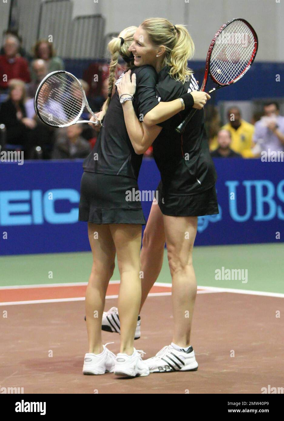 Anna Kournikova (L) et Stefanie 'Steffi' Graf lors de l'édition 18th du World Team tennis (WTT) Smash Hits présenté par GEICO, un événement caritatif de tennis qui bénéficie à la Elton John AIDS Foundation et au Washington AIDS Partnership, qui se tient à la Bender Arena de l'American University. Avant le match de tennis, les joueurs ont assisté à une réception VIP et ont participé à une vente aux enchères en direct. Washington, D.C., 11/15/10. Banque D'Images