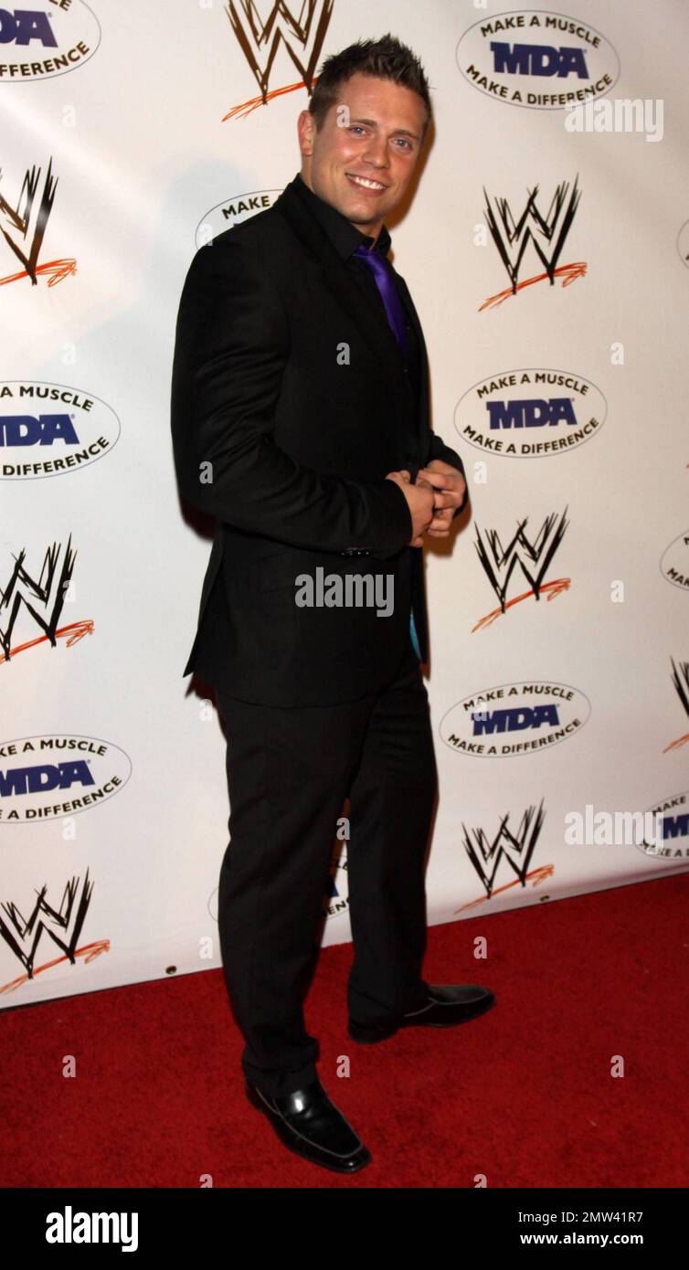 La superstar de la WWE Mike Mizanin (alias le Miz) pose sur le tapis rouge lors de la fête de Kick off annuelle de la WWE SummerSlam en association avec l'association de dystrophie musculaire tenue au bar Tropicana à l'intérieur de l'hôtel Hollywood Roosevelt. Los Angeles, Californie. 08/13/10. Banque D'Images