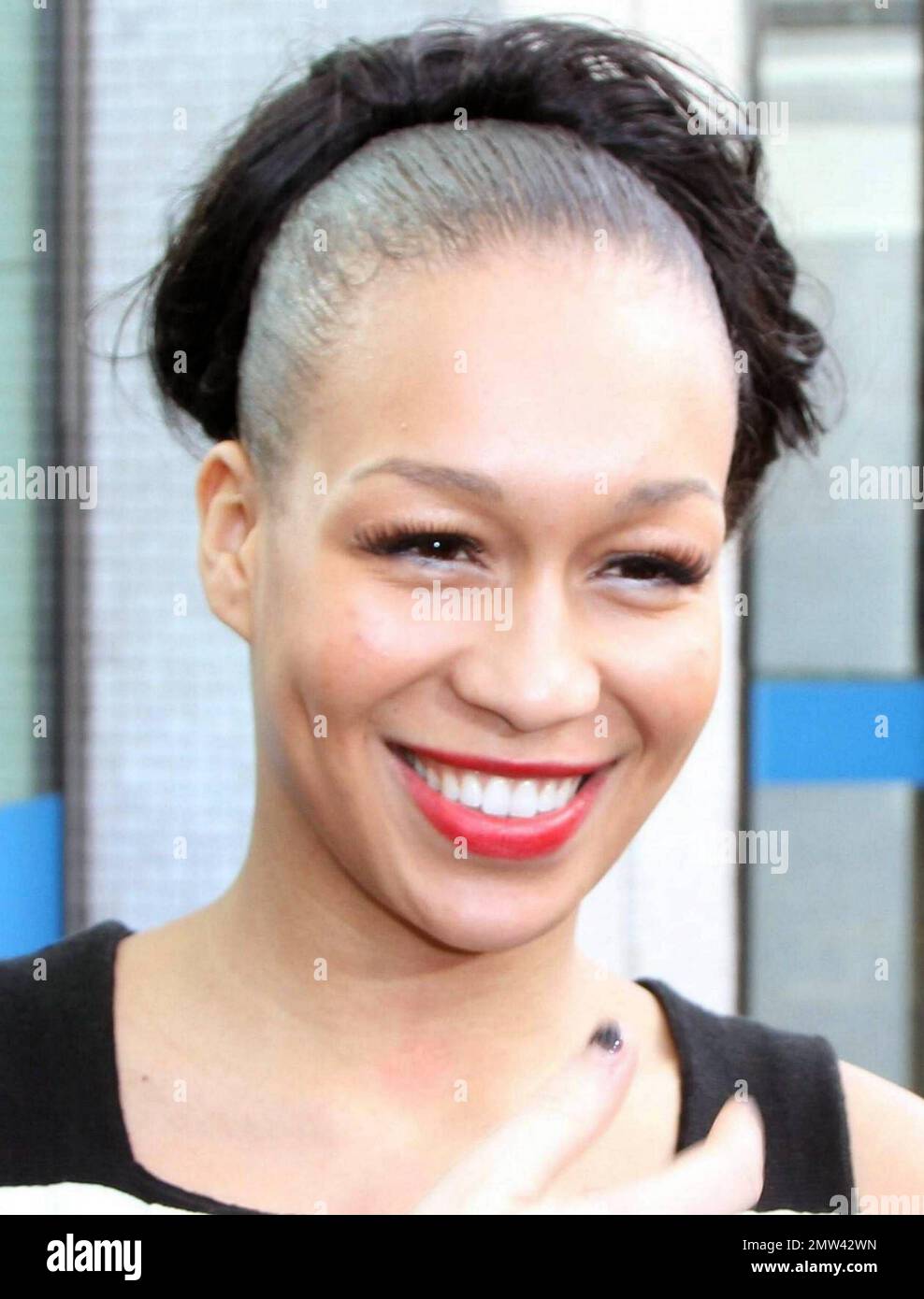 Rebecca Ferguson, finaliste du « X Factor », quitte les studios ITV après avoir fait son apparition dans le salon GMTV du matin aux côtés d'autres participants du « X Factor ». Londres, Royaume-Uni. 10/07/10. Banque D'Images