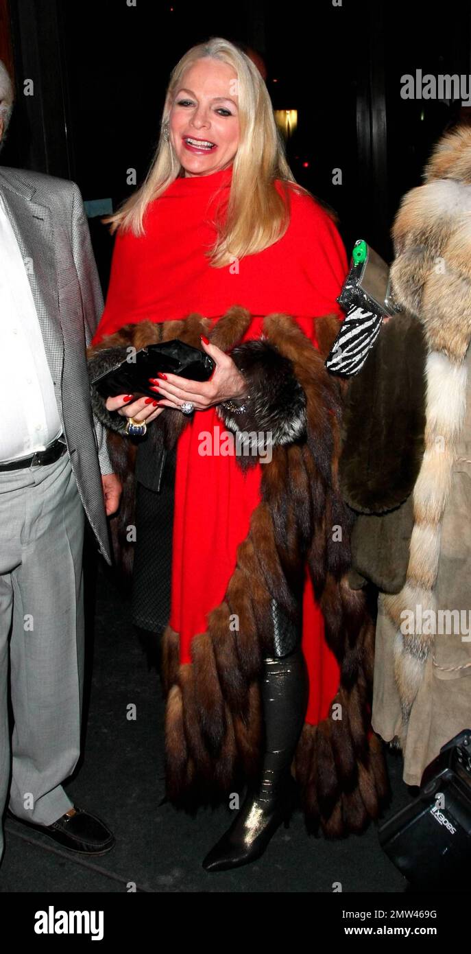 La princesse Yasmin Khan, fille de l'actrice Rita Hayworth, arrive flamboyeusement au restaurant Madeo avec des amis. Yasmin a fait don d'un châle rouge avec des détails en fourrure et a fait un point pour monter sa jupe et tirer sa chaussure vers le bas pour montrer sa jambe collée. Los Angeles, Californie. 2/10/10. Banque D'Images