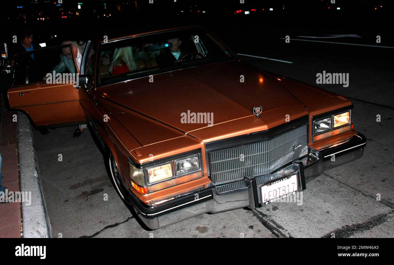 Yasmin Khan, fille de l'actrice Rita Hayworth, s'éloigne du restaurant Madeo dans une Cadillac brune possédée par sa mère. Los Angeles, Californie. 2/10/10. Banque D'Images
