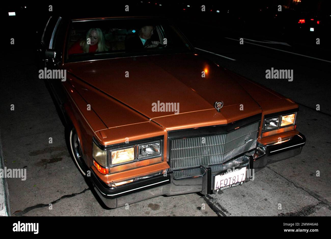 Yasmin Khan, fille de l'actrice Rita Hayworth, s'éloigne du restaurant Madeo dans une Cadillac brune possédée par sa mère. Los Angeles, Californie. 2/10/10. . Banque D'Images