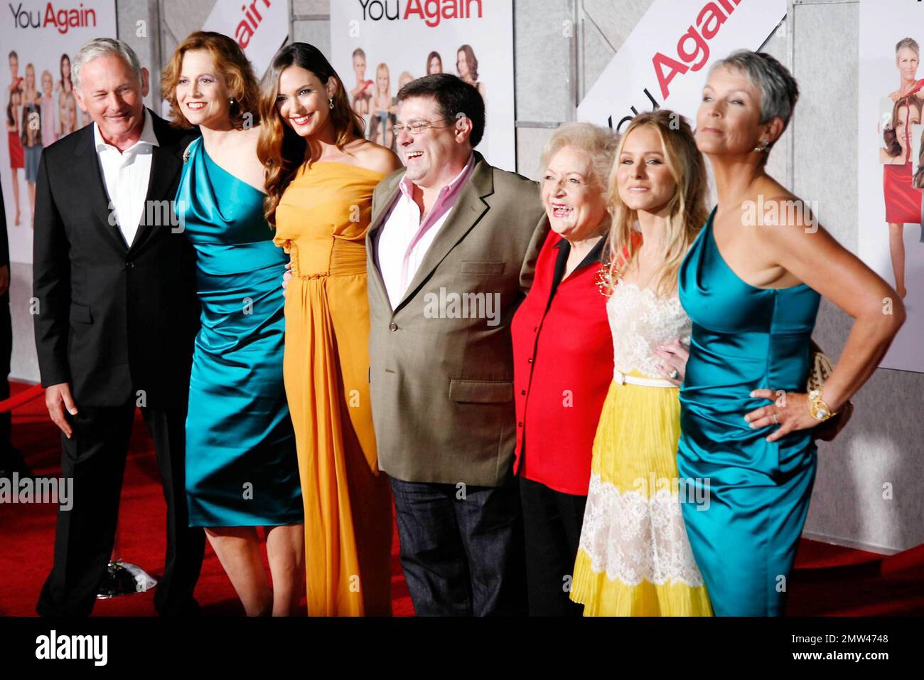 (G-D) Victor Garber, Sigourney Weaver, Odette Yustman, Andy FIckman, Betty White, Kristen Bell et Jamie Lee Curtis à la première You Again à Los Angeles, CA. 9/22/10 Banque D'Images