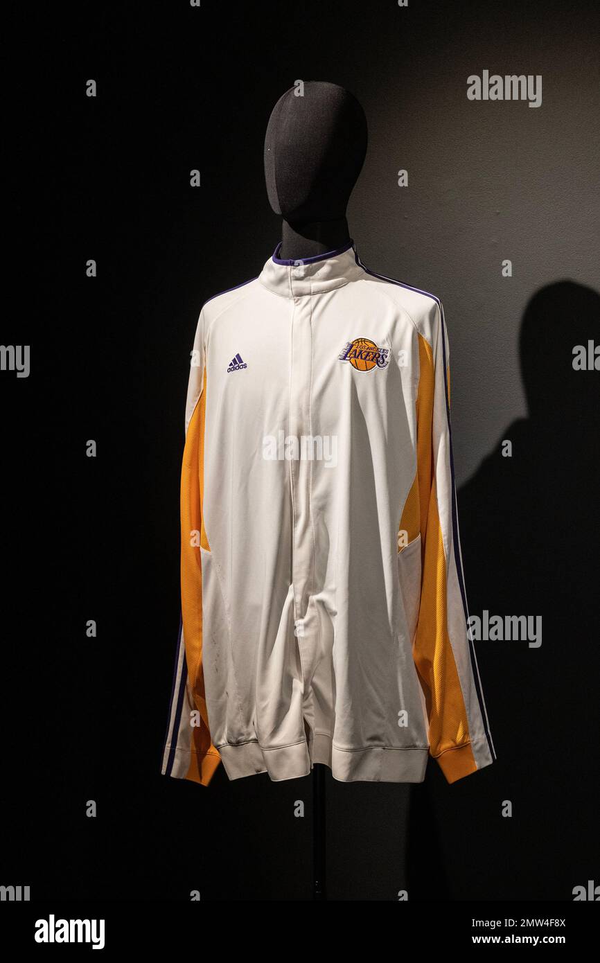 Aperçu de la presse pour le maillot Kobe Bryant le plus précieux des ventes  de Sotheby's Zenith à New York sur 1 février 2023 avec des souvenirs liés à  la saison NBA