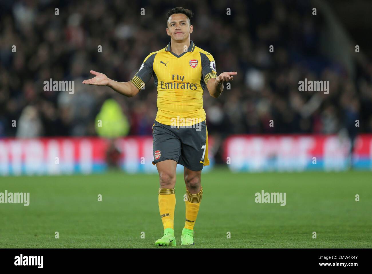 Arsenal's Alexis Sanchez gestures to the Arsenal fans after losing the English Premier League soccer match between Crystal Palace and Arsenal at Selhurst Park in London, Monday April 10, 2017. (AP Photo/Tim Ireland) Banque D'Images