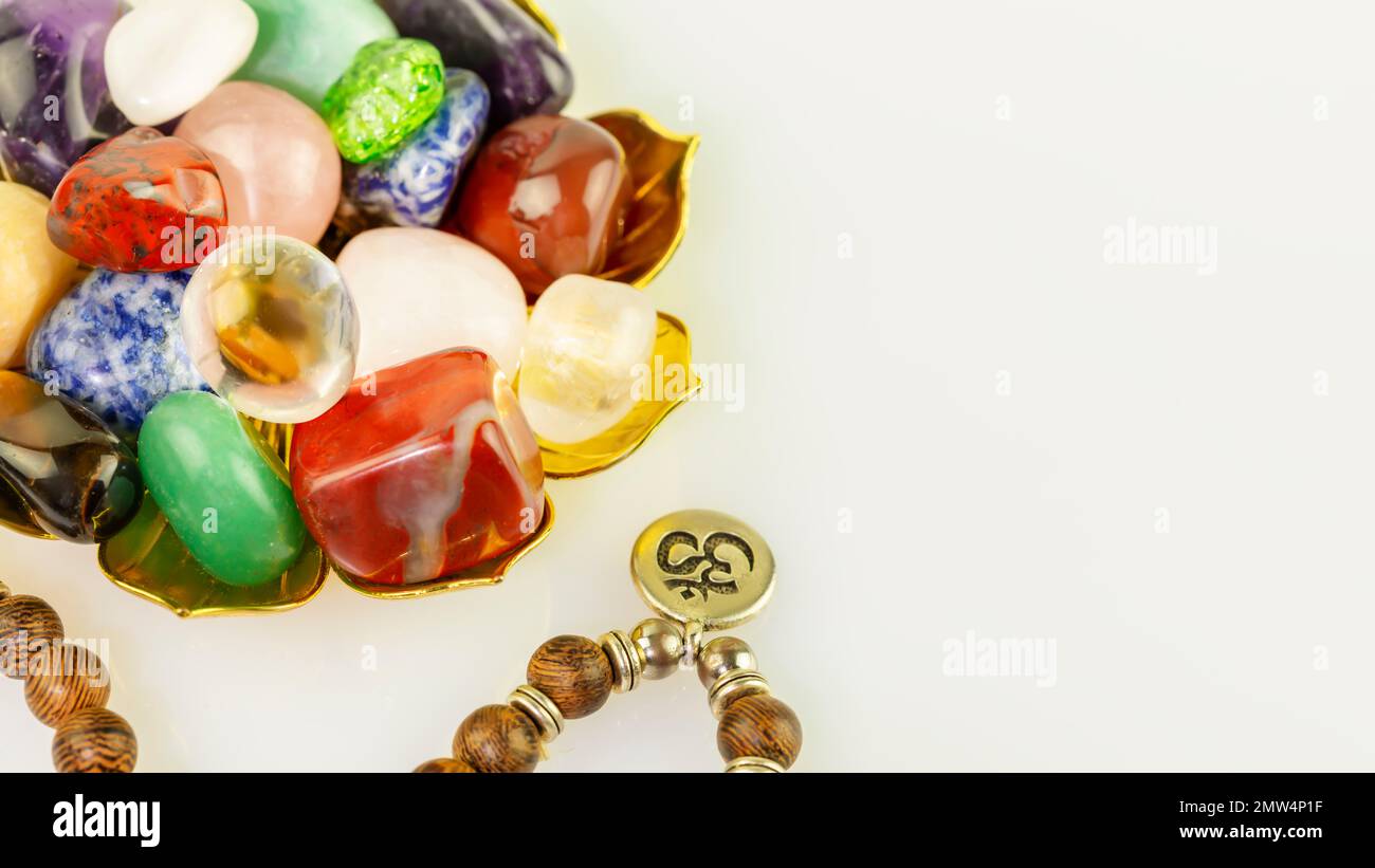 Pierres gemmes cristaux ensemble avec perles rosaires sur fond blanc. Minéraux pour la pratique spirituelle ésotérique, rituel de cristal de guérison, sorcellerie, Chak de détente Banque D'Images