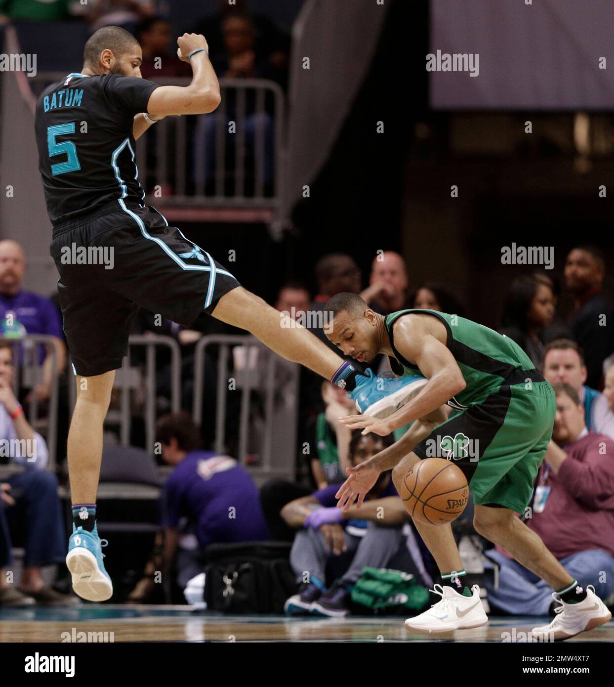 Boston Celtics' Avery Bradley, right, steals the ball from Charlotte Hornets' Nicolas Batum during the first half of an NBA basketball game in Charlotte, N.C., Saturday, April 8, 2017. (AP Photo/Chuck Burton) Banque D'Images