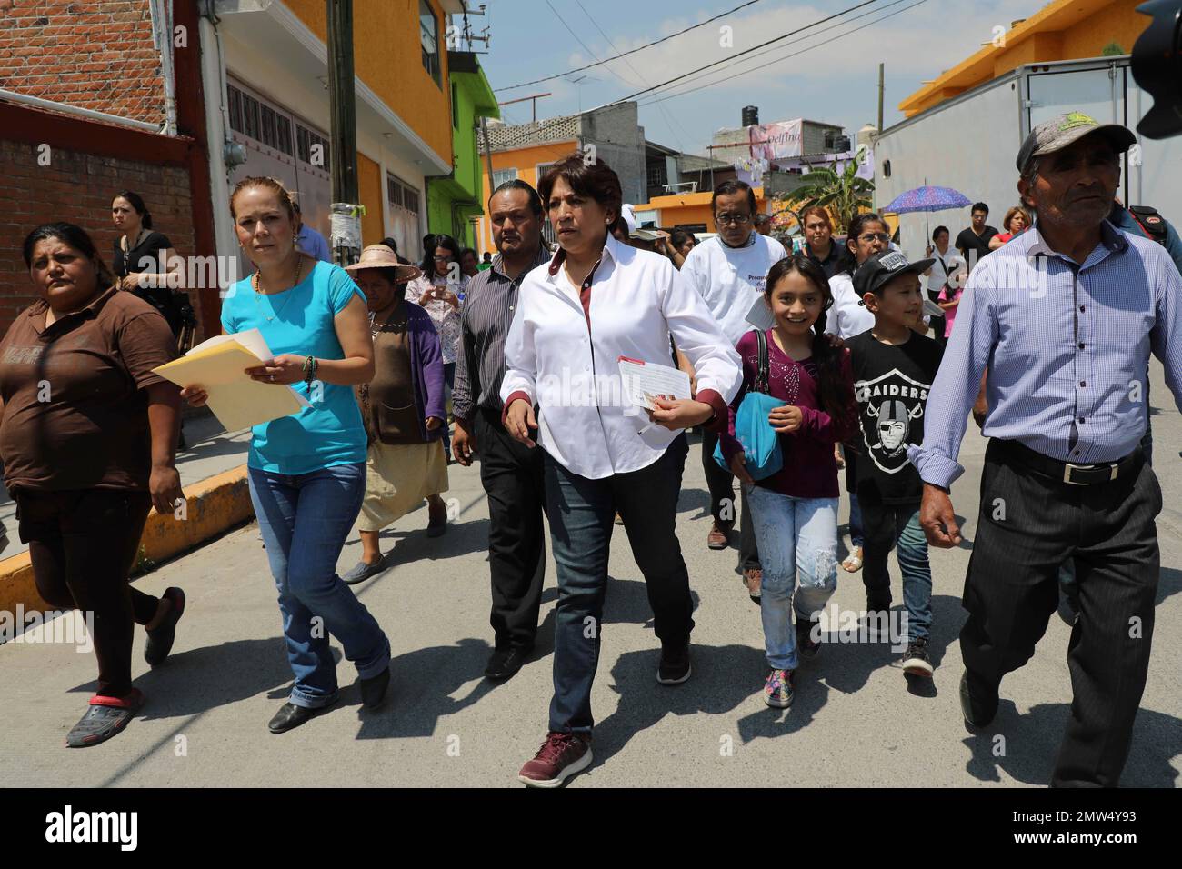 Delfina Gomez, center, Mexico State gubernatorial candidate for the Morena party, walks during a campaign rally in Ecatepec, Mexico State, Saturday, April 8, 2017. Polls ahead of the June 4 vote are showing a tight race for control of Mexico's most populated state, with Gomez and PAN's Josefina Vazquez Mota closely trailing Alfredo del Mazo, candidate for ruling party PRI which has governed the state since 1929. (AP Photo/Christian Palma) Banque D'Images