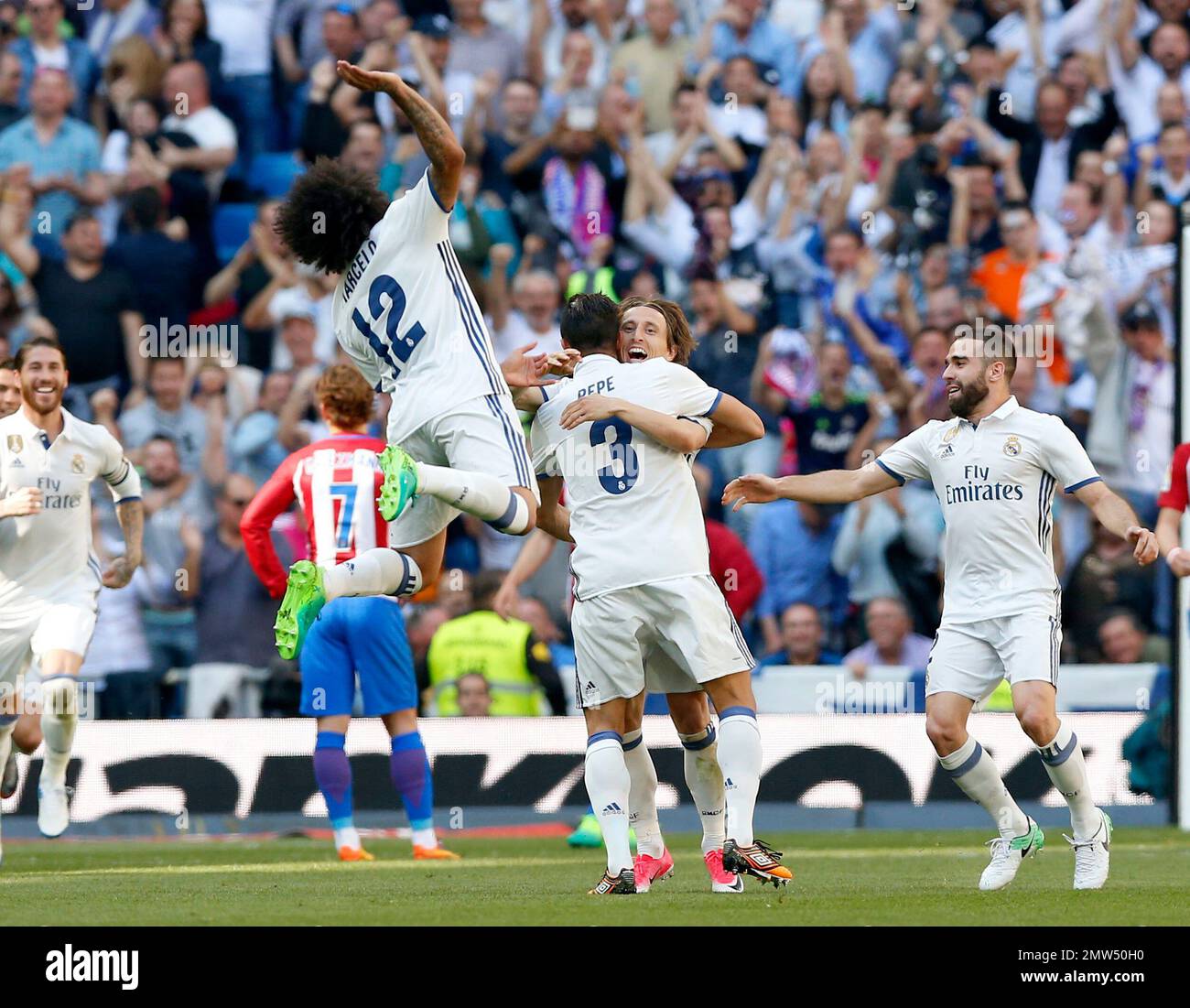 Real Madrid's Pepe, center, celebrates with teammates Luka Modric, center, right, Carbajal, Right, and Marcelo, left, after scoring a goal during a Spain's La Liga soccer match between Real Madrid and Atletico de Madrid at the Santiago Bernabeu stadium in Madrid, Spain, Saturday, April 8, 2017. (AP Photo/Daniel Ochoa de Olza) Banque D'Images