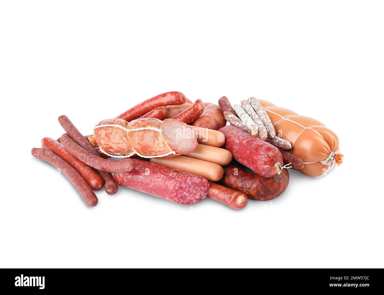 Différentes saucisses savoureuses sur fond blanc. Produit de viande Banque D'Images