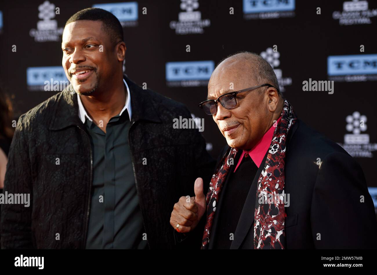 Quincy Jones, right, soundtrack composer for the 1967 film "In the Heat of the Night," arrives with actor Chris Tucker before a 50th anniversary screening of the film on the opening night of the 2017 TCM Classic Film Festival at the TCL Chinese Theatre on Thursday, April 6, 2017, in Los Angeles. (Photo by Chris Pizzello/Invision/AP) Banque D'Images