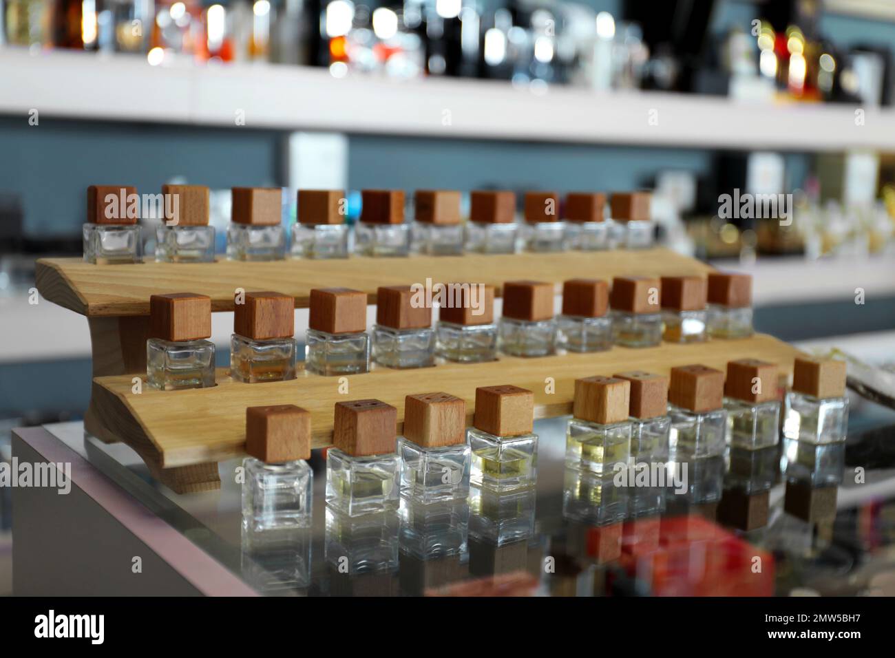 Flacons de parfum sur comptoir en verre dans la boutique Photo Stock - Alamy