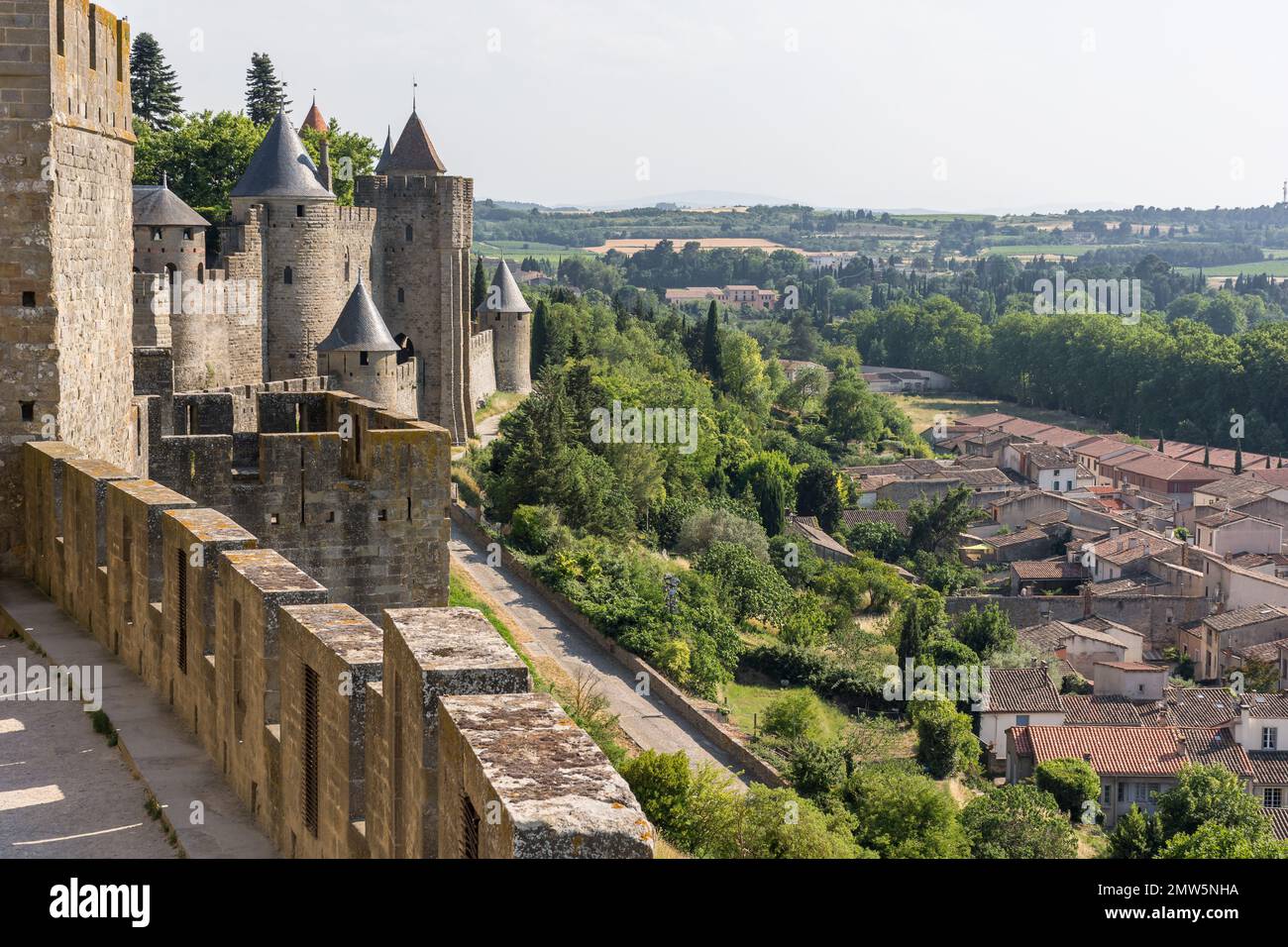 Vue panoramique de la ville médiévale de Carcassonne en France contre le ciel d'été Banque D'Images
