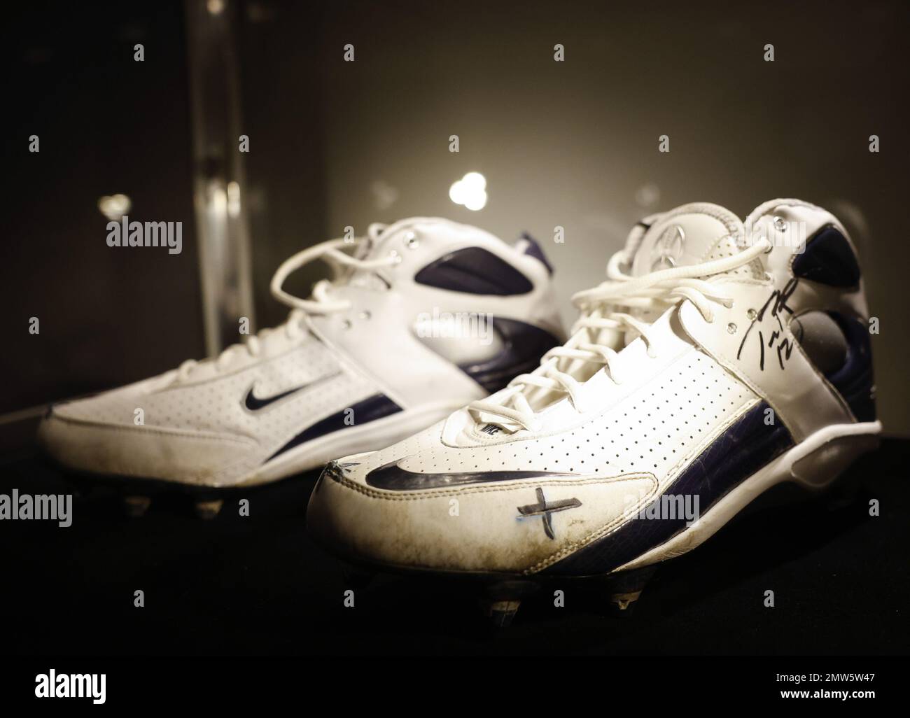 New York, États-Unis. 31st janvier 2023. Tom Brady 2006C2007 NFL Playoffs New England Patriots jeu porté et signé des crampons. Est exposé dans le cadre de la partie II du Zénith à Sotheby's mercredi, 1 février 2023 à New York. Photo de John Angelillo/UPI crédit: UPI/Alay Live News Banque D'Images