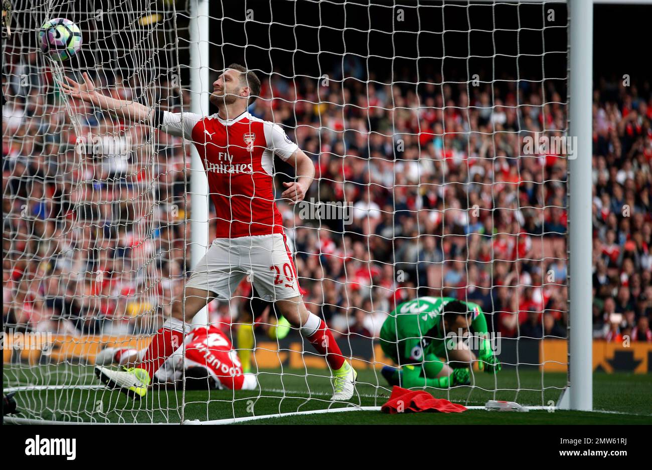 Arsenal's Shkodran Mustafi retrieves the ball after Manchester City's Sergio Aguero scored his side's second goal during the English Premier League soccer match between Arsenal and Manchester City at the Emirates stadium in London, Sunday, April 2, 2017. (AP Photo/Alastair Grant) Banque D'Images