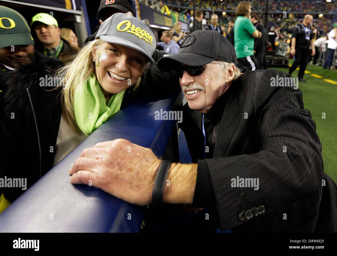 FILE - In this Jan. 12, 2015, file photo, Oregon fan Alicia Levitt poses for a picture with Nike's Phil Knight before the NCAA college football playoff championship game against Ohio State, in Arlington, Texas. (AP Photo/David J. Phillip, File) Banque D'Images