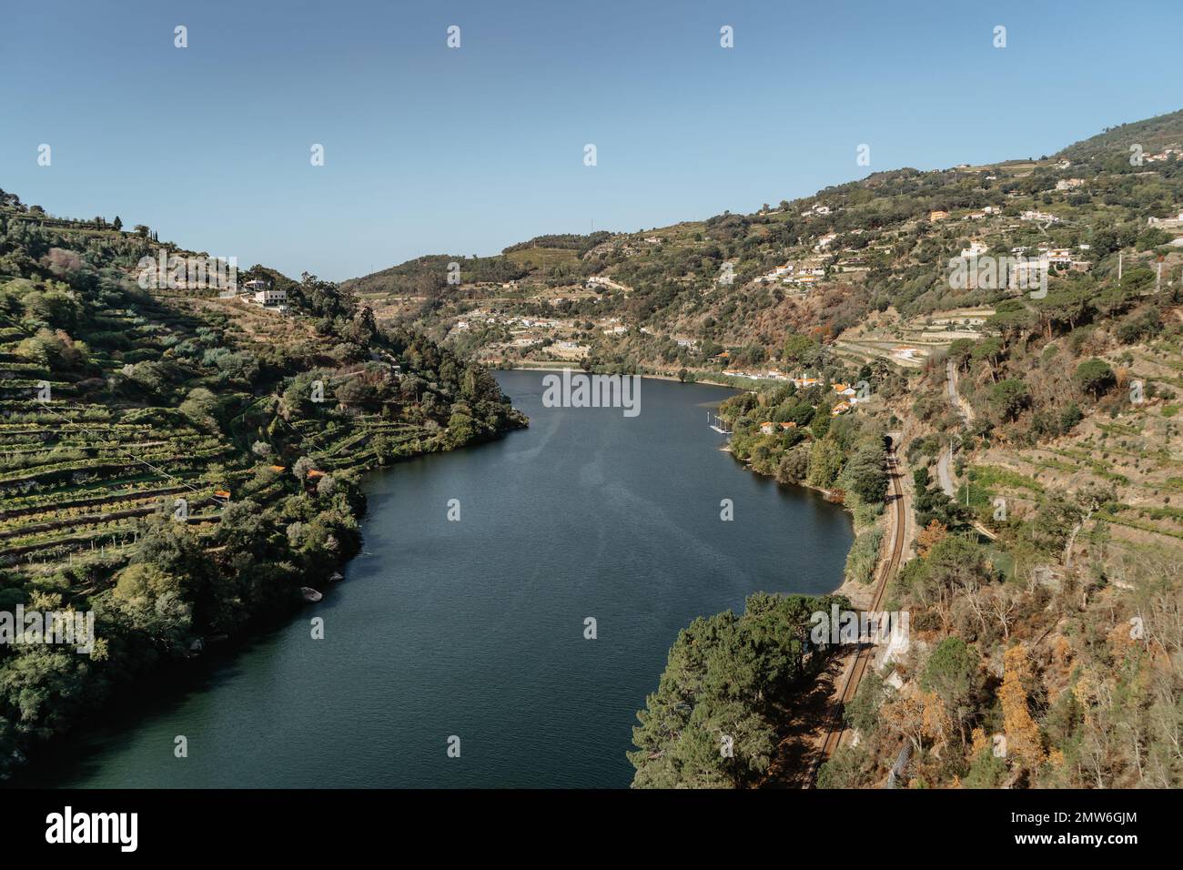 Vue aérienne de la vallée du Douro. Vignobles en terrasse et paysage près de Pinhao, Portugal. Région viticole portugaise. Beau paysage d'automne.Voyage concept Banque D'Images