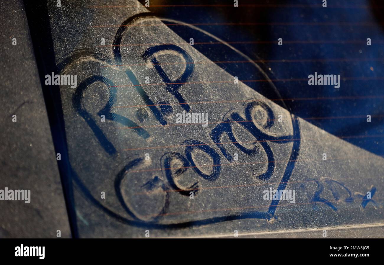 FILE - In this file photo dated Tuesday, Dec. 27, 2016, a message written by a fan on a dusty car window outside the home of British musician George Michael in London. A private funeral took place Wednesday March 29, 2017, at Highgate Cemetery, north London, according to a statement released by Michael’s publicity agency, Connie Filippello Publicity, saying the funeral was attended by family and close friends. (AP Photo/Frank Augstein, FILE) Banque D'Images