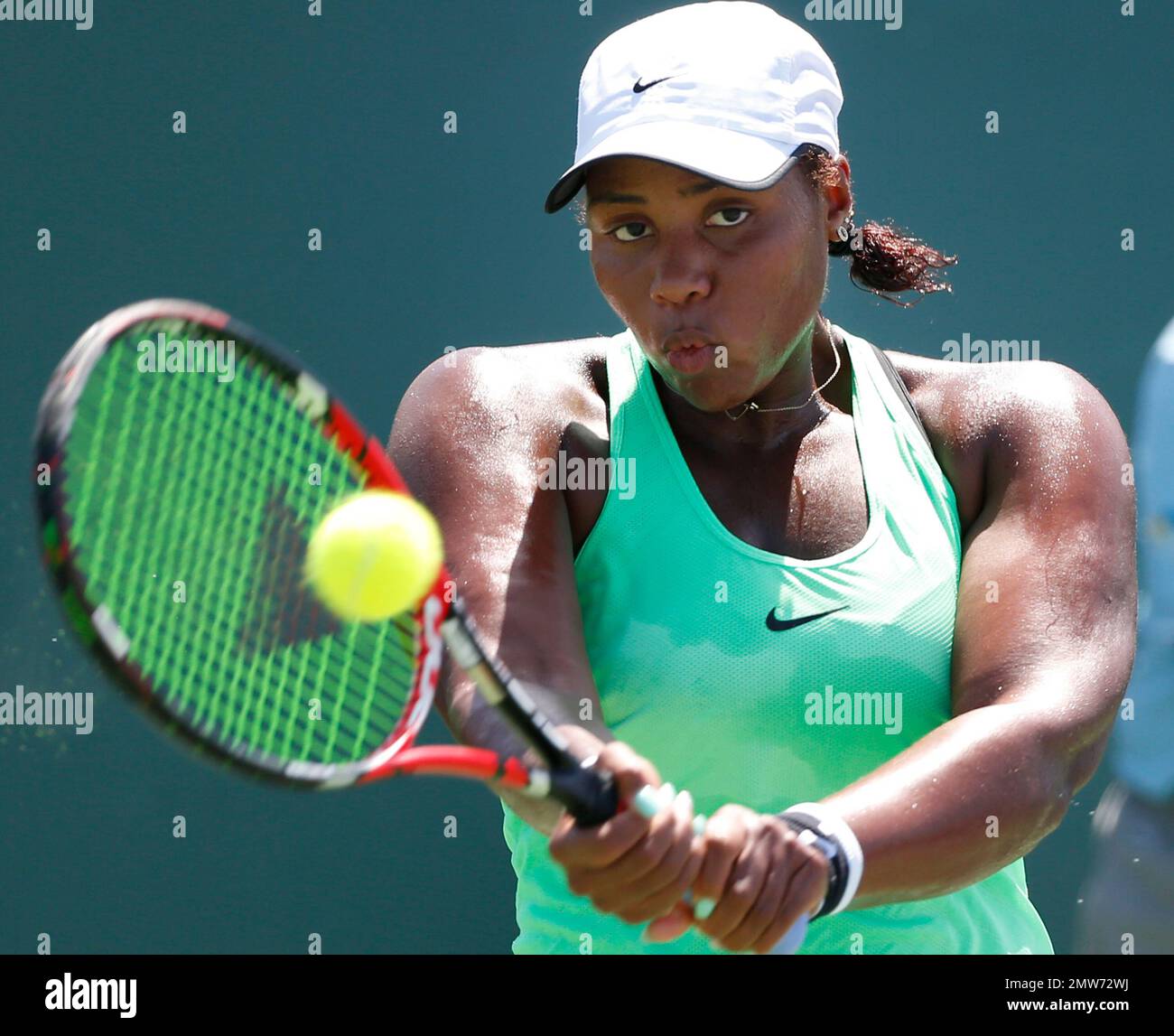 Taylor Townsend returns a shot from Svetlana Kuznetsova, of Russia, during a tennis match at the Miami Open, Sunday, March 26, 2017 in Key Biscayne, Fla. (AP Photo/Wilfredo Lee) Banque D'Images
