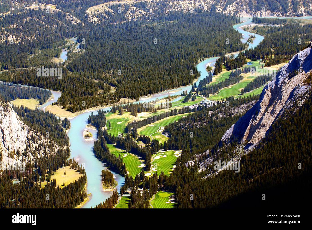 Vue aérienne de la rivière Bow et du parcours de golf Fairmont Banff Springs Banff Alberta Canada Rocheuses canadiennes montagnes Rocheuses canadiennes Parc national Banff Banque D'Images