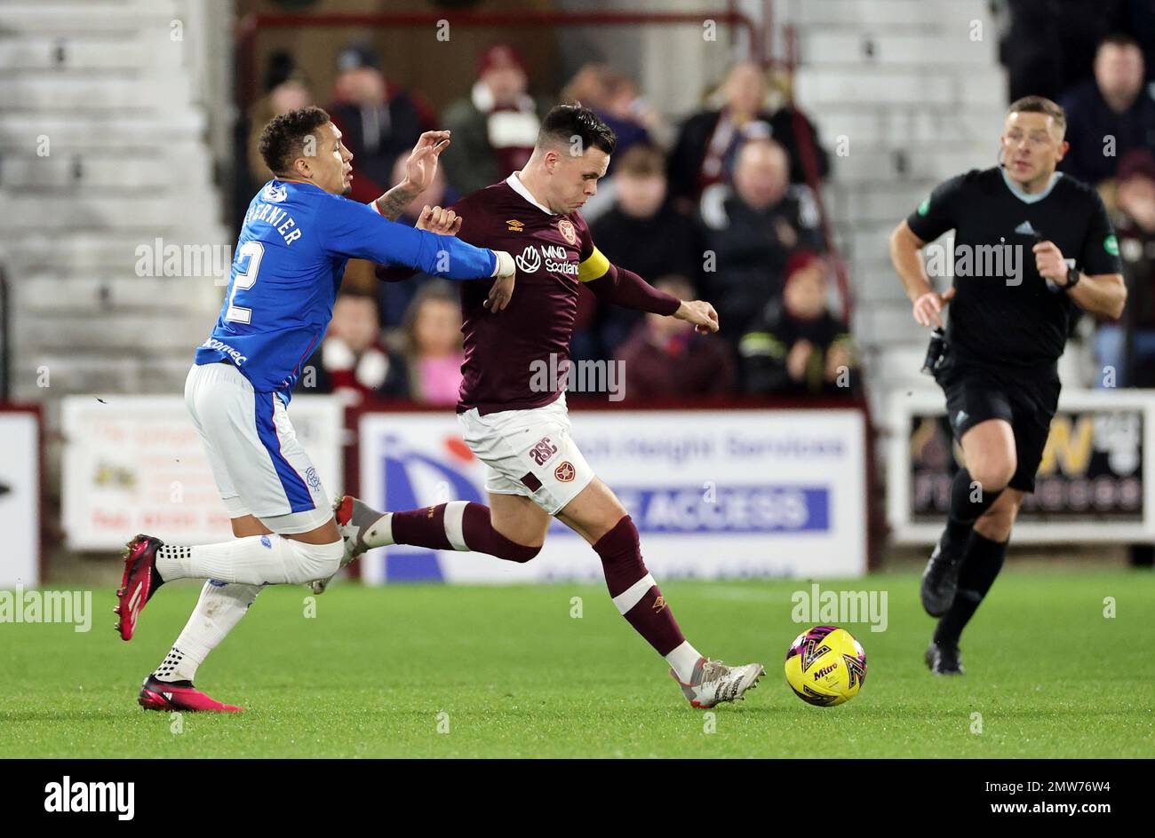 Au cœur de Midlothian, Lawrence Shankland et James Tavernier des Rangers se battent pour le ballon lors du match Cinch Premiership au stade Tynecastle Park, à Édimbourg. Date de la photo: Mercredi 1 février 2023. Banque D'Images