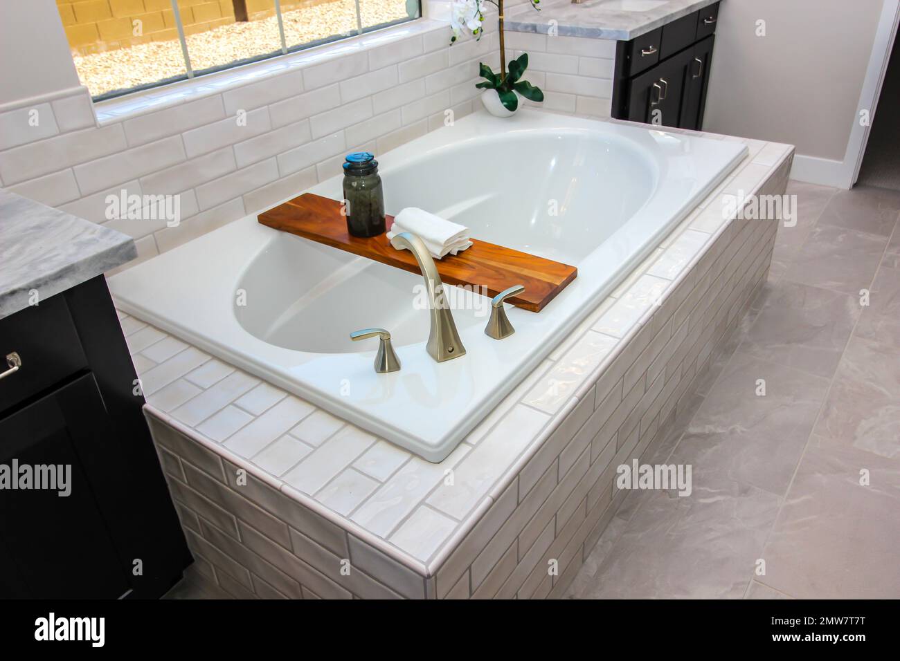 Baignoire surélevée avec plateau en bois Banque D'Images