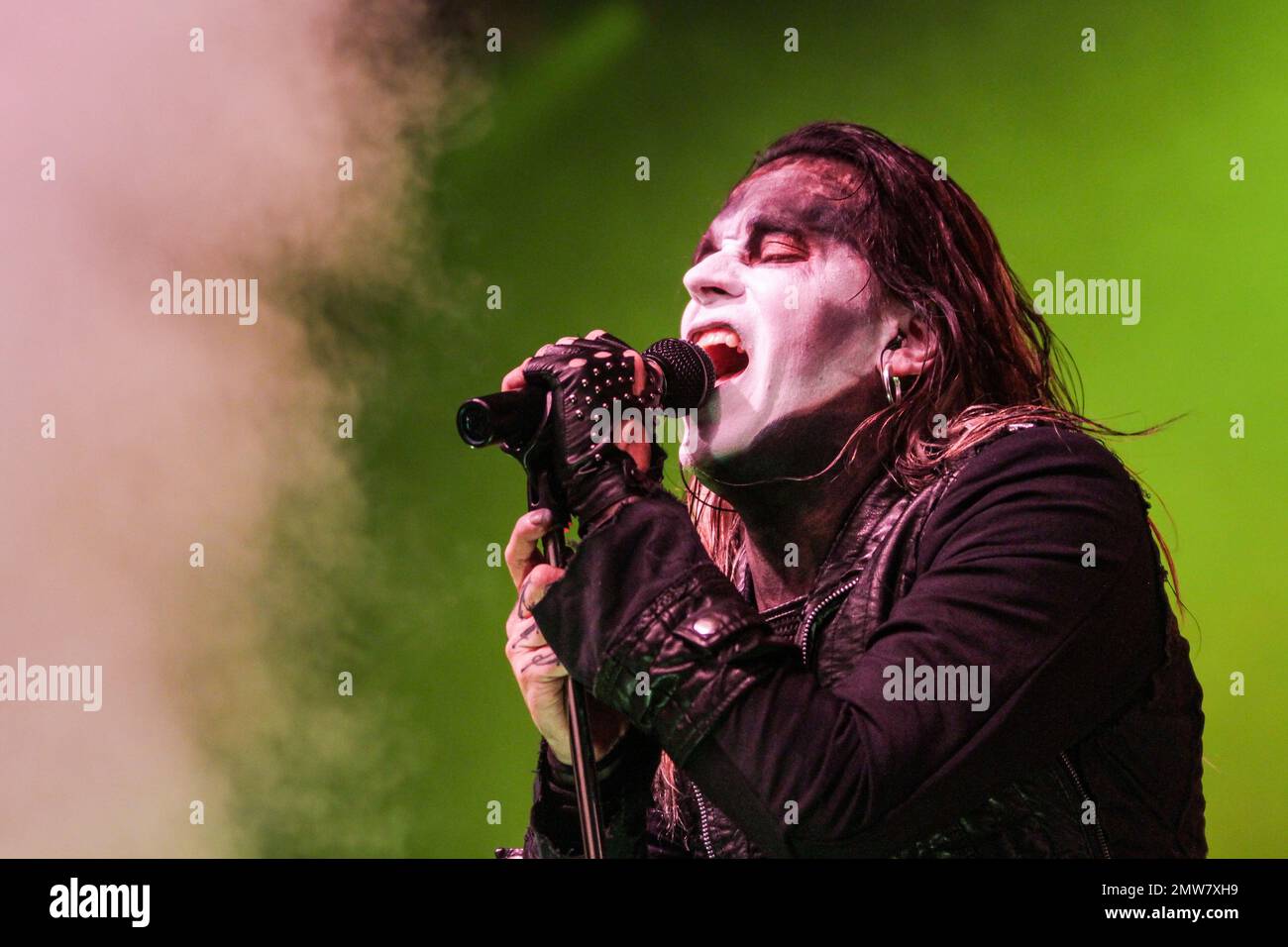 Lord of the Lost,German gothic Metal and dark rock band with Singer and frontman Chris Harms aka The Lord, at show 'Eisheilige Nacht 2016' (présenté par Subway à Sally), at Messehalle 1 / Messe Gießen, Allemagne. 16th décembre 2016. Crédit: Christian Lademann / LademannMedia Banque D'Images