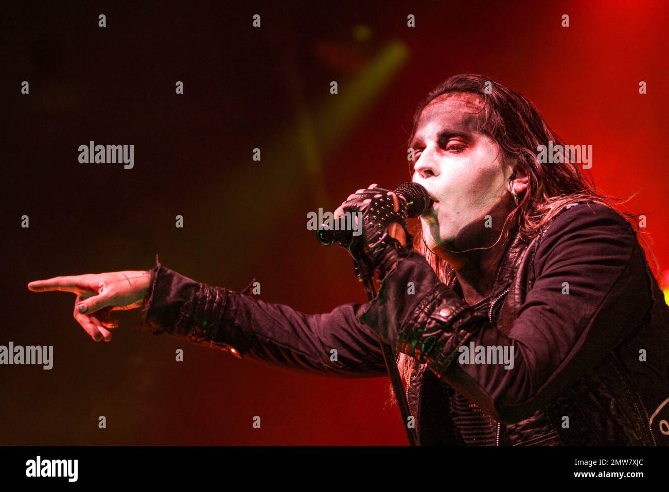 Lord of the Lost,German gothic Metal and dark rock band with Singer and frontman Chris Harms aka The Lord, at show 'Eisheilige Nacht 2016' (présenté par Subway à Sally), at Messehalle 1 / Messe Gießen, Allemagne. 16th décembre 2016. Crédit: Christian Lademann / LademannMedia Banque D'Images