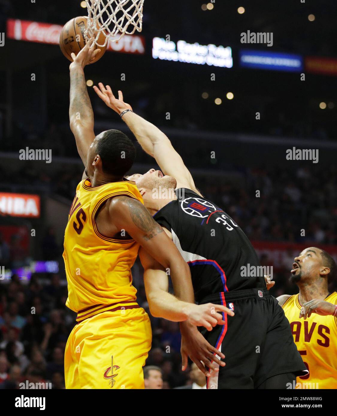 Cleveland Cavaliers' Channing Frye, left, grabs a rebound against Los Angeles Clippers' Blake Griffin during the first half of an NBA basketball game Saturday, March 18, 2017, in Los Angeles. (AP Photo/Jae C. Hong) Banque D'Images