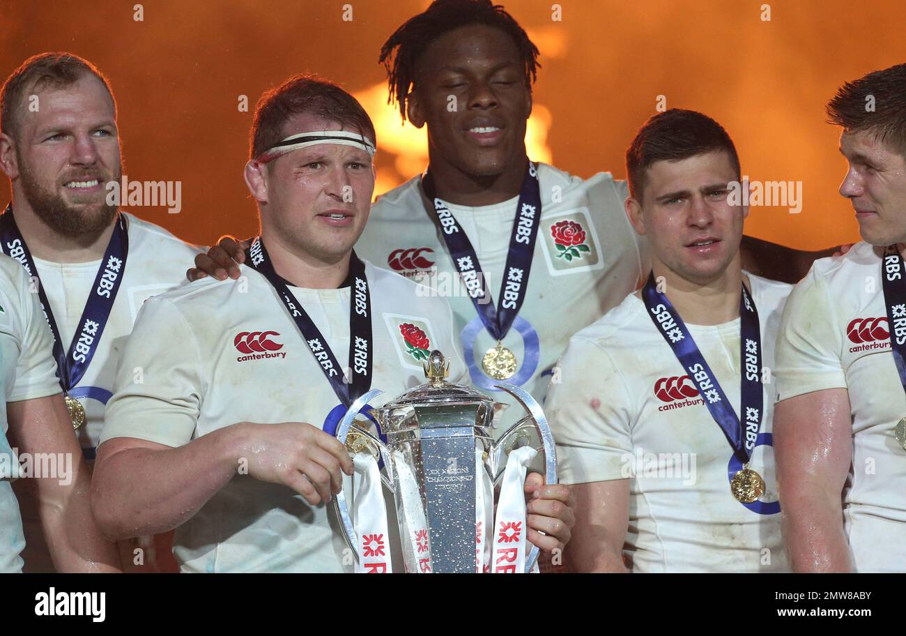 England's captain Dylan Hartley, front left, holds the Six nations trophy after their Six Nations rugby union international match between Ireland and England at the Aviva stadium in Dublin, Ireland, Saturday, March 18, 2017. England win the Six Nations Championship, though they lost the final game 13-9 to Ireland. (AP Photo/Peter Morrison) Banque D'Images
