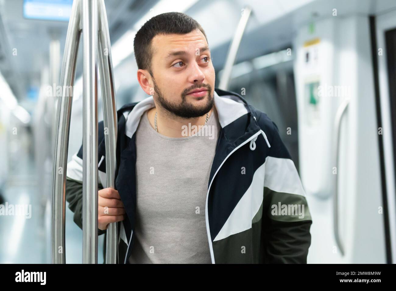 Portrait d'un homme avec bagages en voiture de métro Banque D'Images