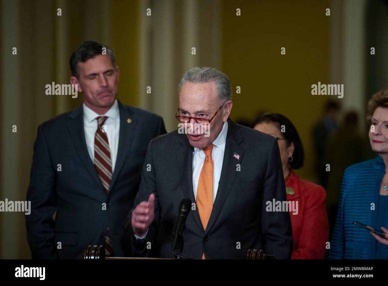 Washington, États-Unis d'Amérique. 01st févr. 2023. Le leader de la majorité au Sénat des États-Unis, Chuck Schumer (démocrate de New York), fait des remarques lors du déjeuner-conférence de presse du Sénat démocrate au Capitole des États-Unis à Washington, DC, mercredi, 1 février 2023. Crédit: Rod Lamkey/CNP/Sipa USA crédit: SIPA USA/Alay Live News Banque D'Images