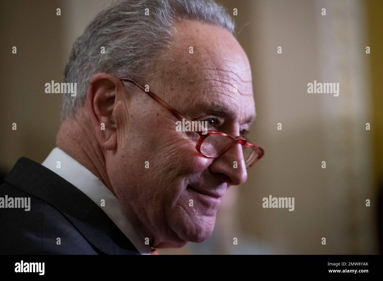 Le leader de la majorité au Sénat des États-Unis, Chuck Schumer (démocrate de New York), fait des remarques lors du déjeuner-conférence de presse du Sénat Democratâs au Capitole des États-Unis à Washington, DC, mercredi, 1 février 2023. Crédit : Rod Lamkey/CNP Banque D'Images