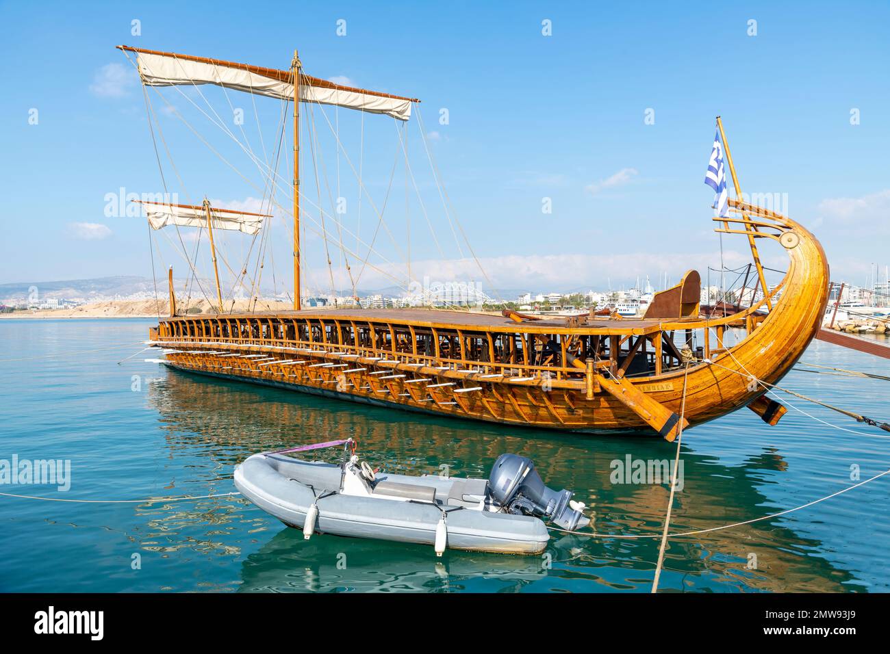 Une réplique d'un ancien cuirassé grec de Trireme flotte dans la mer à la marina de Flisvos à Palaio Faliro, près d'Athènes et du Pirée, Grèce. Banque D'Images