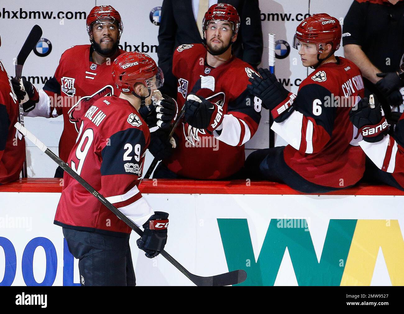 Arizona Coyotes left wing Brendan Perlini (29) celebrates his goal against the Colorado Avalanche with Anthony Duclair, top left, Josh Jooris, middle, and Jakob Chychrun (6) during the second period of an NHL hockey game Monday, March 13, 2017, in Glendale, Ariz. (AP Photo/Ross D. Franklin) Banque D'Images