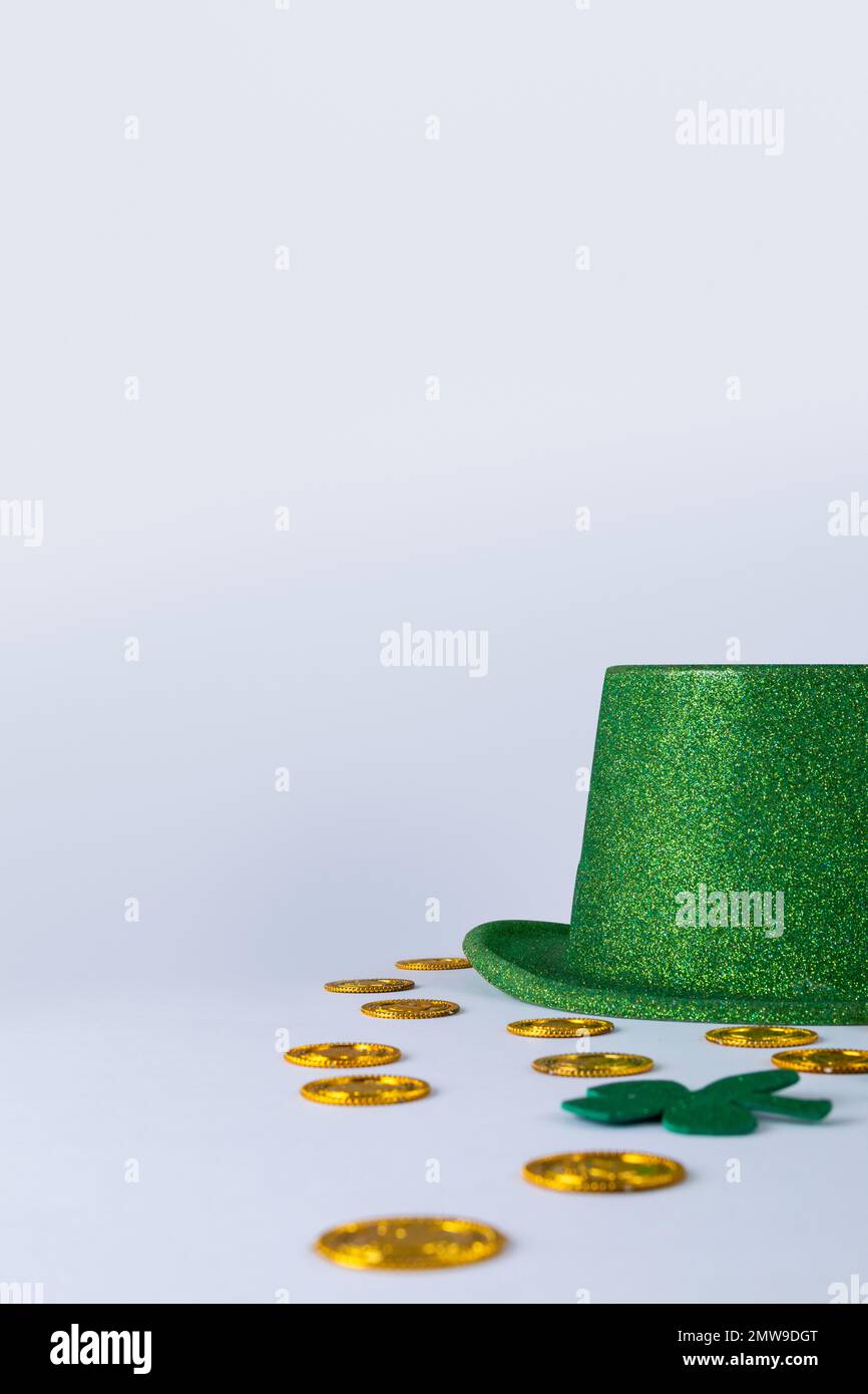 Chapeau vert, pièces de monnaie dorées et décorations de shamrock avec espace de copie sur fond blanc Banque D'Images
