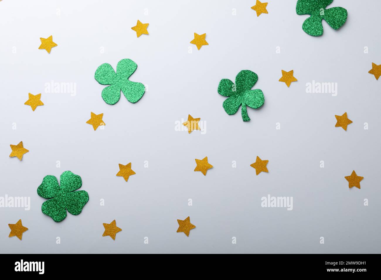 Shamrock vert et étoiles dorées avec espace de copie sur fond blanc Banque D'Images