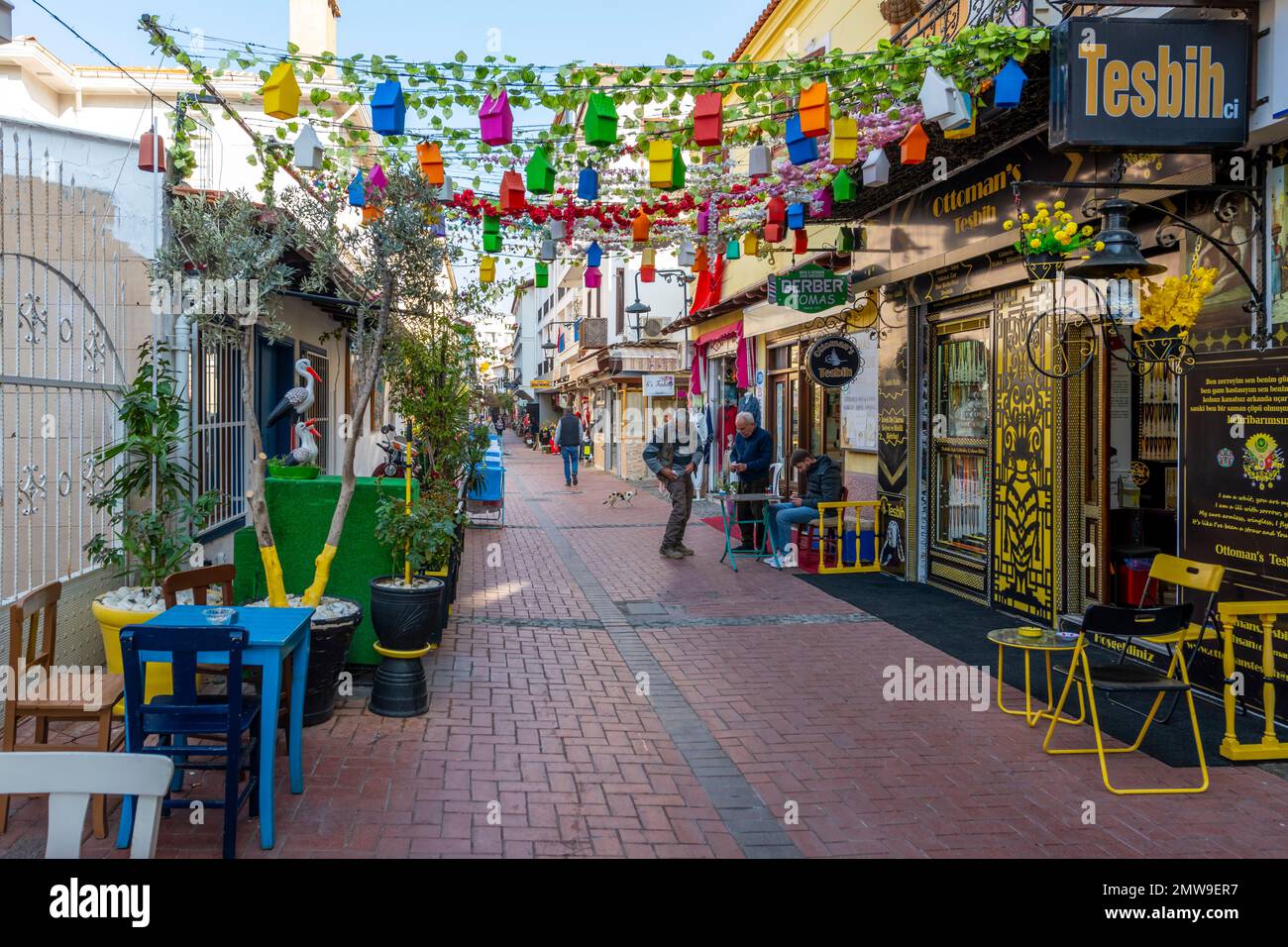 Une rangée colorée de magasins et cafés dans le quartier commerçant un quartier de marché de la ville portuaire turque de Kusadasi, Turquie. Banque D'Images