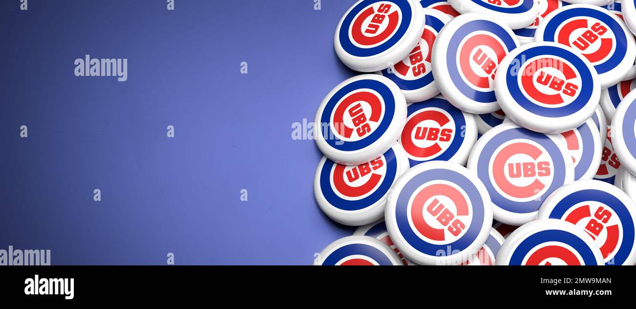 Logos des American Major League Baseball Team Chicago Cubs sur un tas sur une table. Banque D'Images