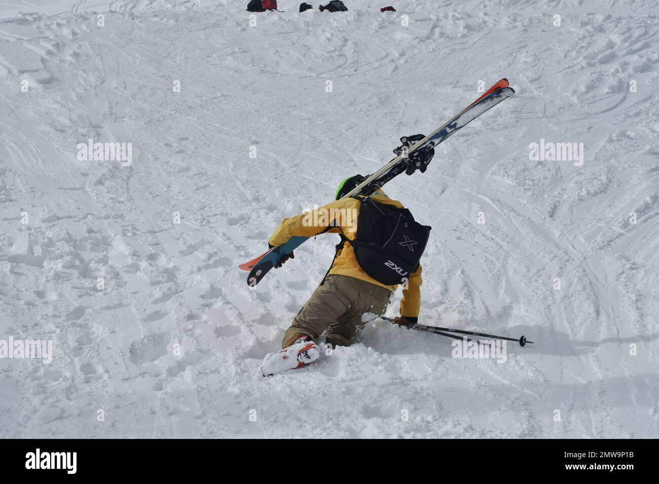 (2/1/2023) équipe de sauvetage en montagne secourant un skieur blessé