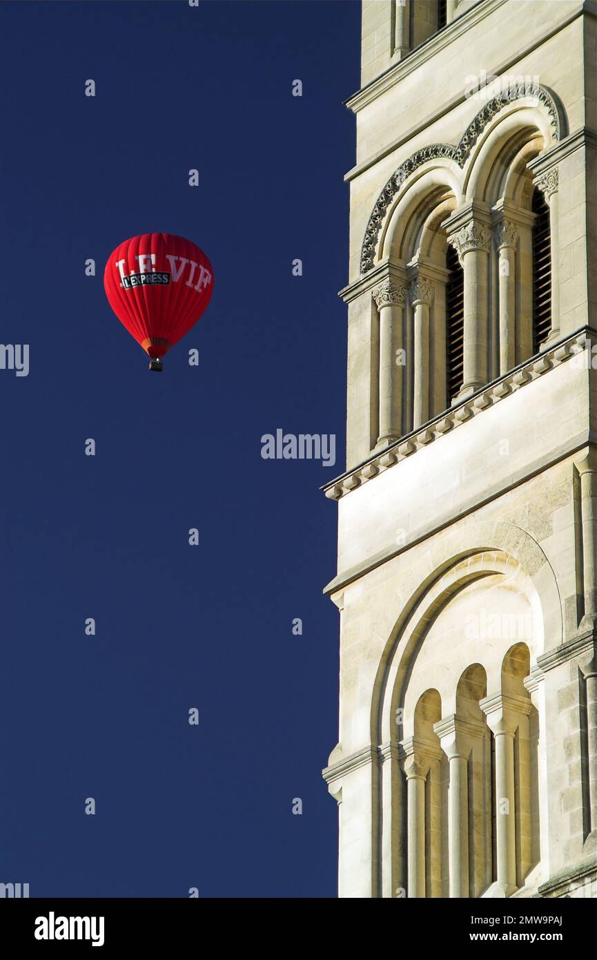 Reims, Francja, France, Frankreich, ballon à air chaud sur le fond de la Basilique de Saint-Remi tour; Heißluftballe auf dem hintergrund des Turm Banque D'Images