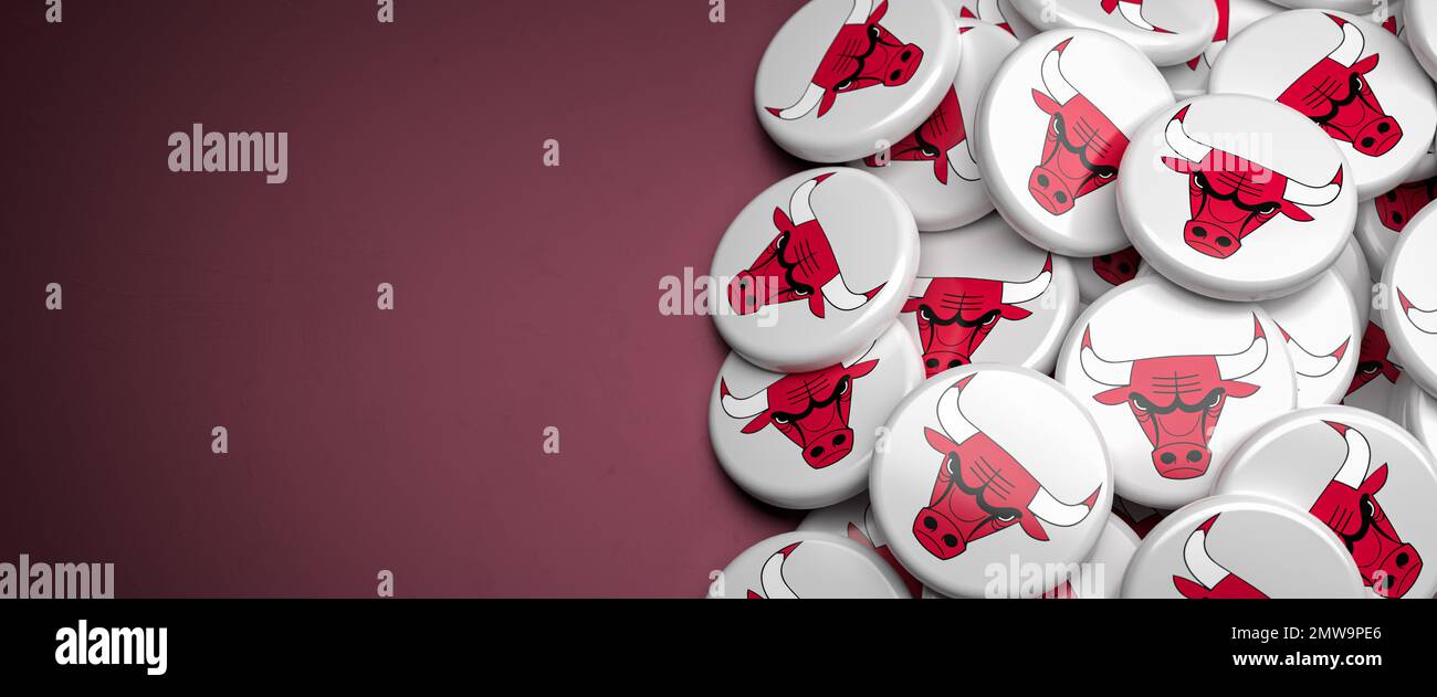 Logos de l'équipe américaine de basket-ball de la NBA Chicago Bulls sur un tas sur une table. Banque D'Images