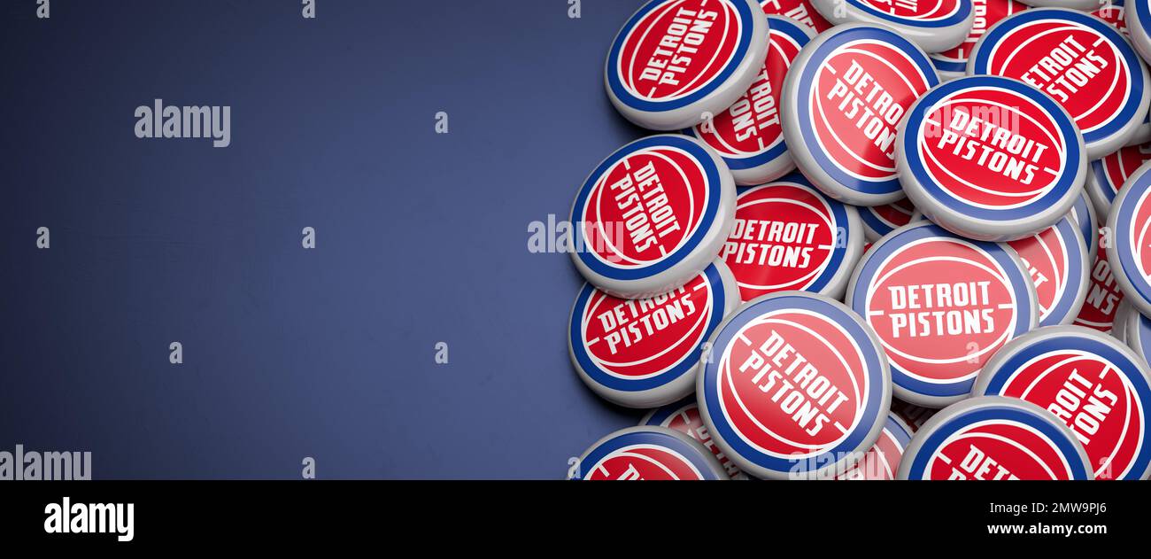 Logos de l'équipe américaine de basket-ball de la NBA Detroit pistons sur un tas sur une table. Banque D'Images