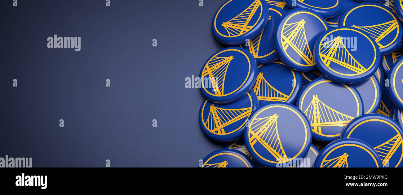 Logos de l'équipe américaine de basket-ball de la NBA Golden State Warriors sur un tas sur une table. Banque D'Images